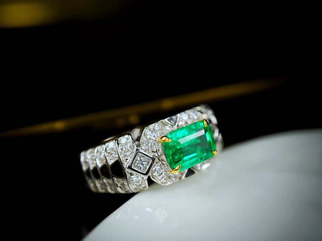 Anello vintage con smeraldo Panjshir: un gioiello unico