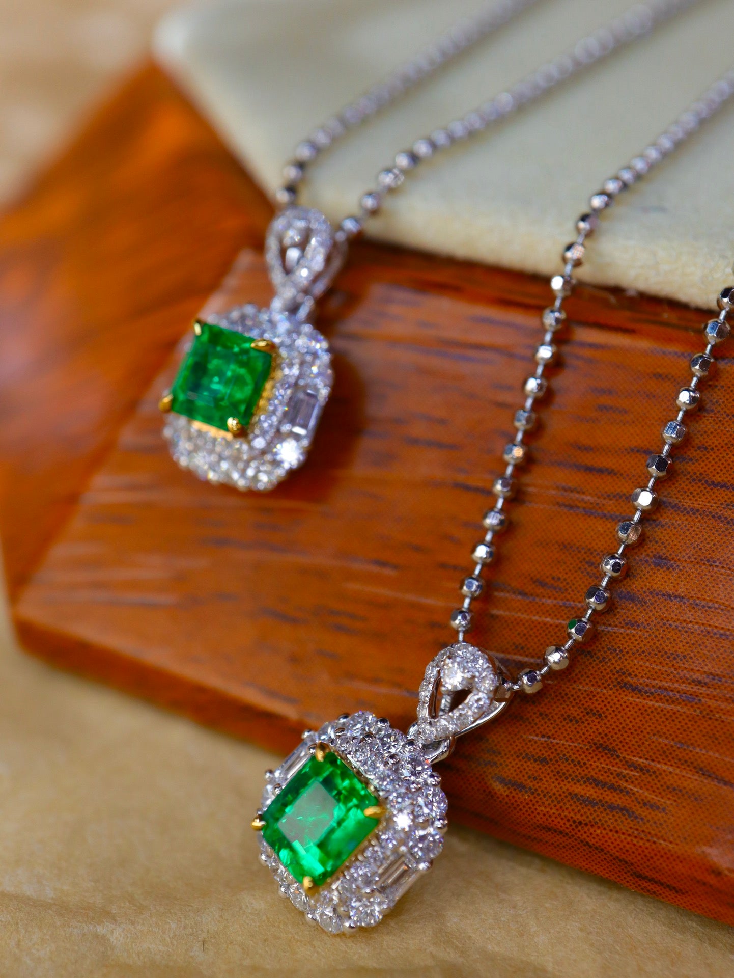 Joyería con colgante de esmeralda de Panjshir: una joya brillante para el coleccionista exigente