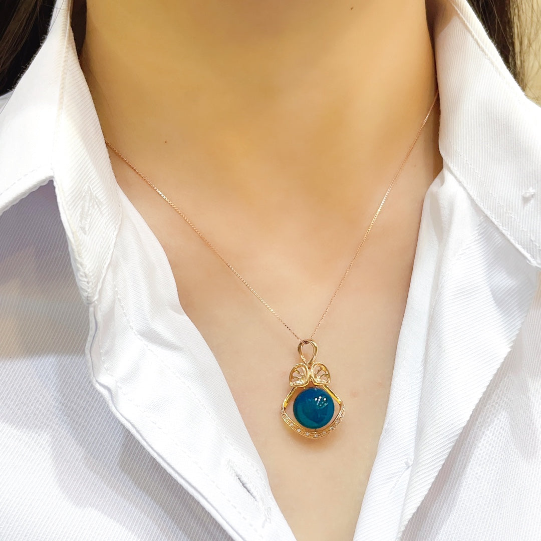 Exquisito colgante de ámbar azul dominicano incrustado en oro de 18 quilates: un toque de elegancia