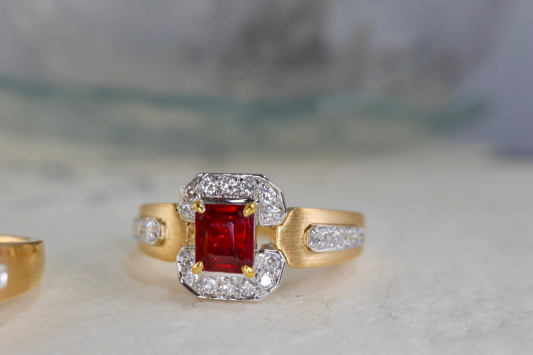 Luxuriöser und trendiger Schmuck: 18-karätiges Gold und mit Diamanten verziertes Stück