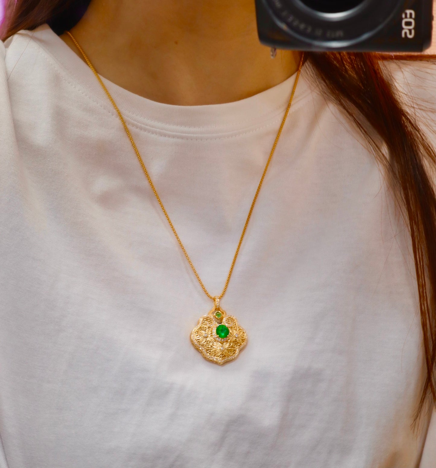 Exquisito colgante con candado de paz esmeralda y hoja de jade de rama dorada - Joyería Premium