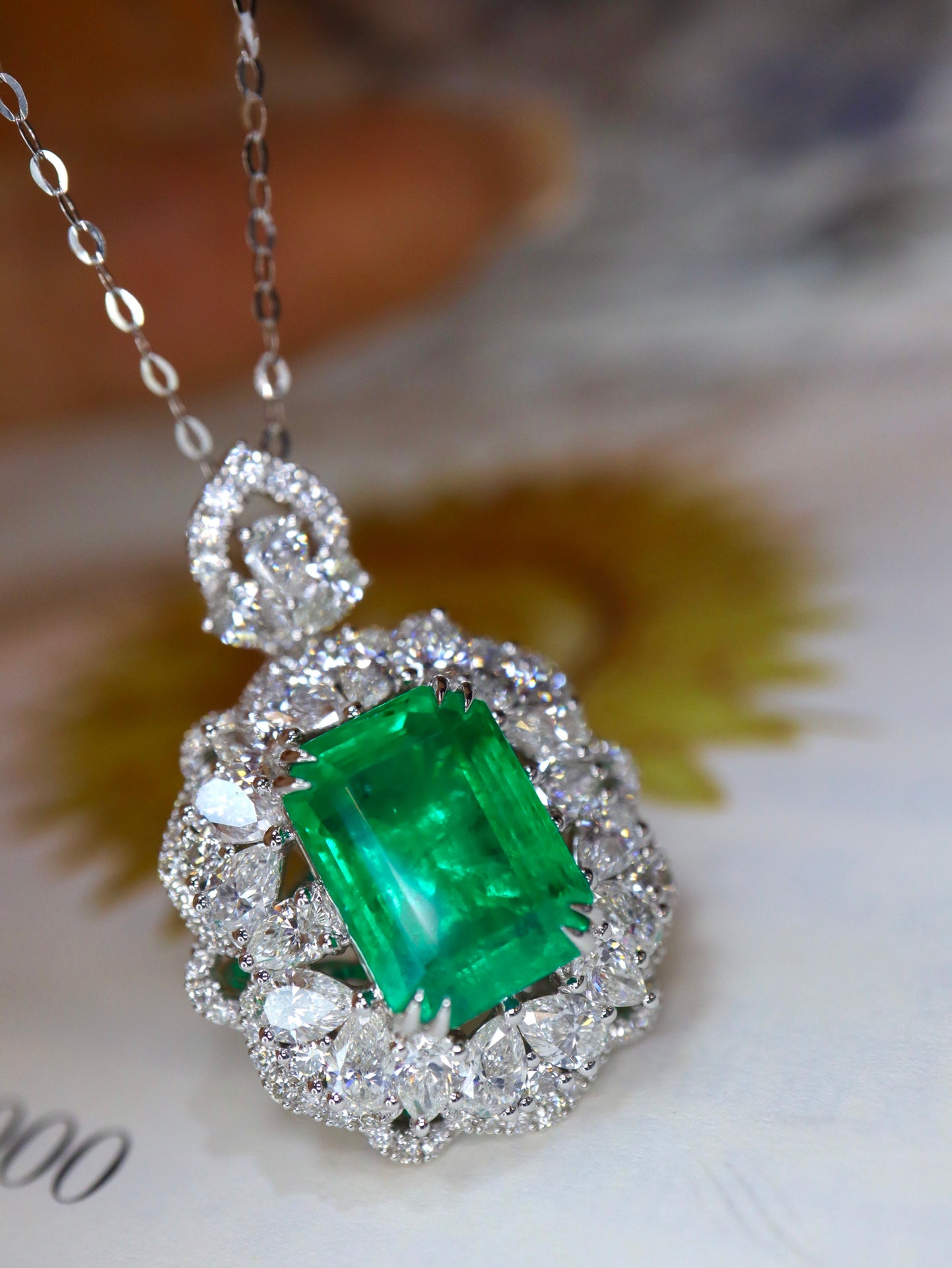 Smaragdkleurige hangersieraden: levendig groen glazig kristal, een luxe keuze