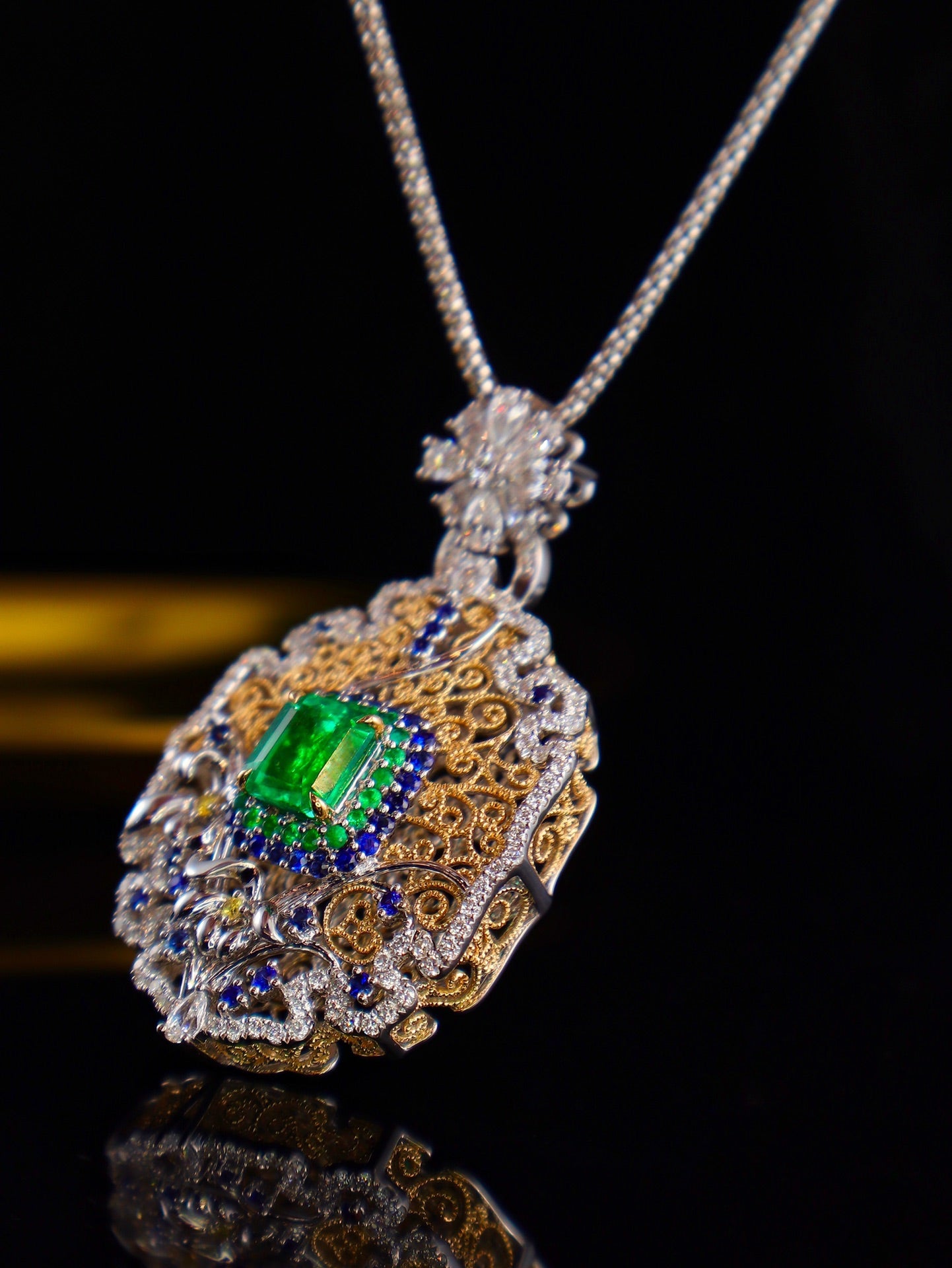 Emerald Pendant in Buccellati Style - A Jewelry Masterpiece