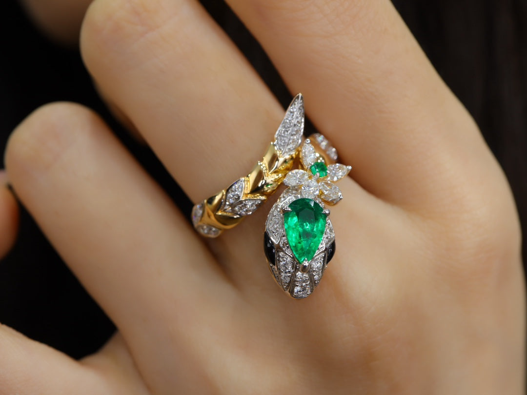 Smaragdring im Serpentinen-Design – ein mystisches und luxuriöses Schmuckstück