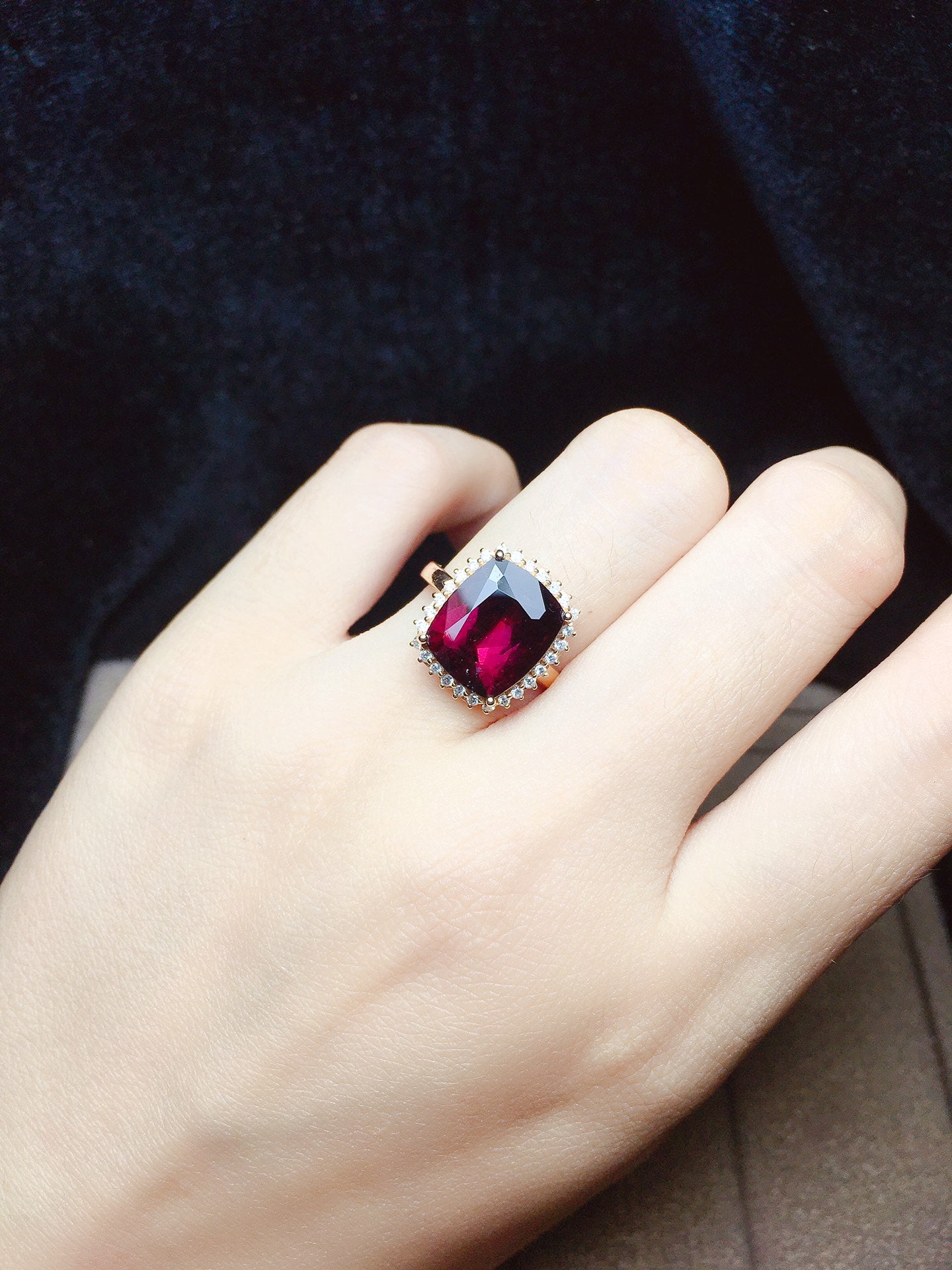 Anillo de turmalina natural con detalles de diamantes - Exquisita pieza de joyería