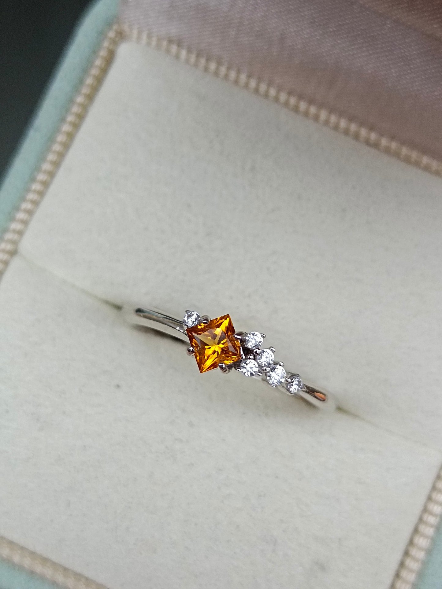 Splendido anello in cristallo giallo taglio principessa: gioielli squisiti