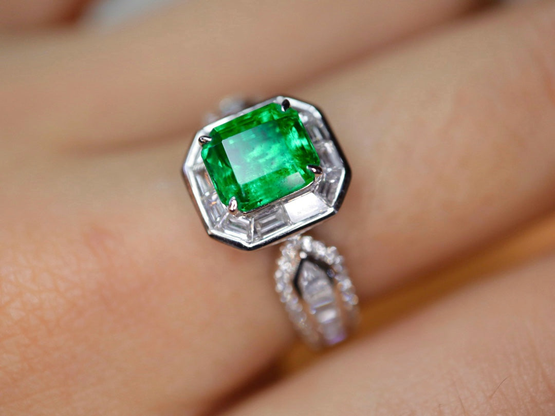 Smaragdring: Leuchtend grüner Schmuck mit Diamantakzent