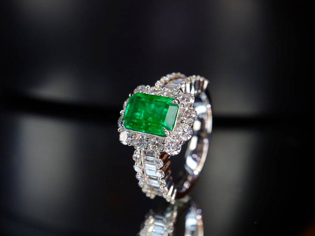 Cincin Hijau Zamrud: Barang Kemas Batu Permata Hijau Terang dengan Sijil Berlapis Emas
