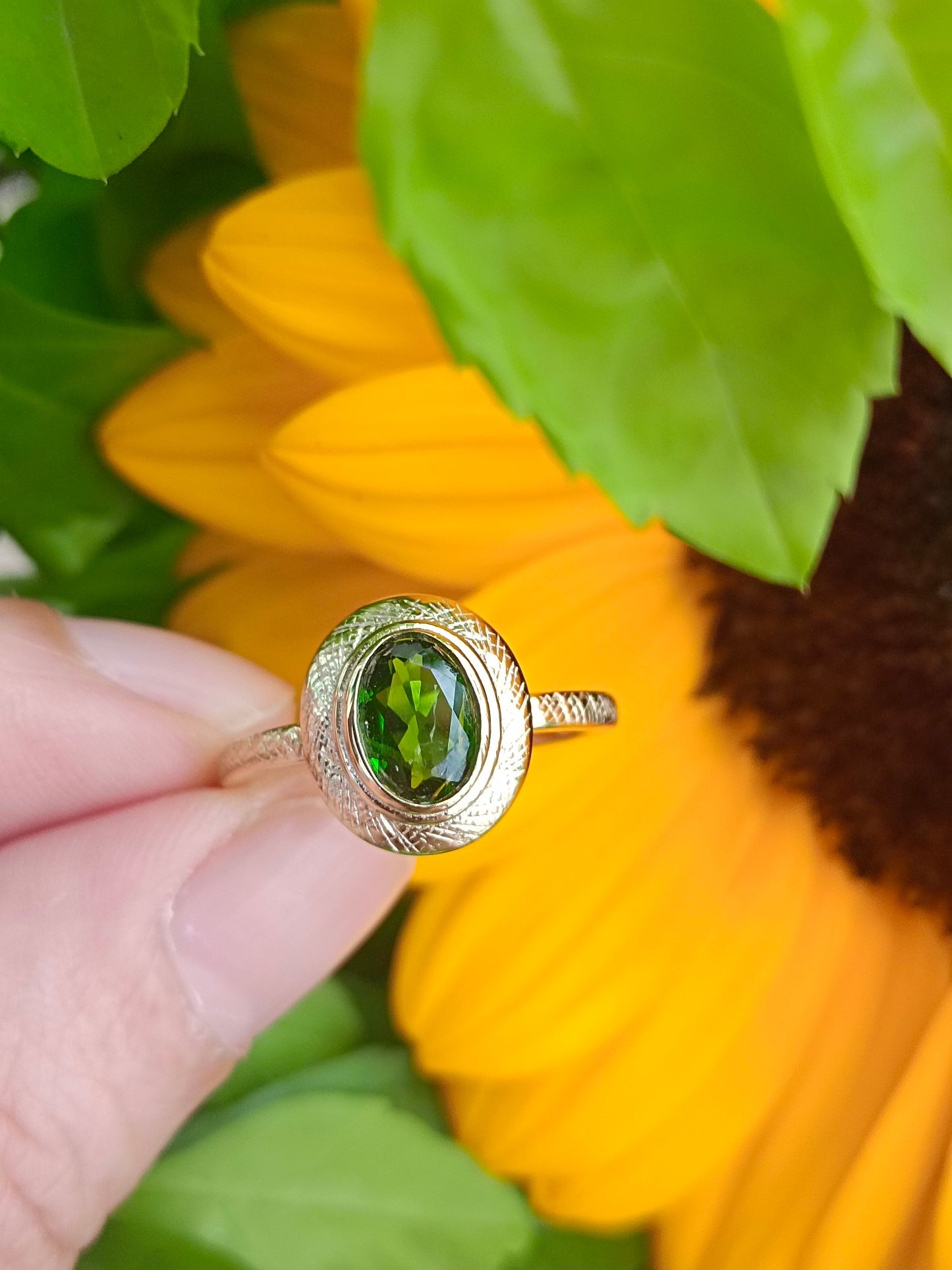 Inel diopside natural rafinat - O fuziune a pietrelor prețioase și a măiestriei Buccellati