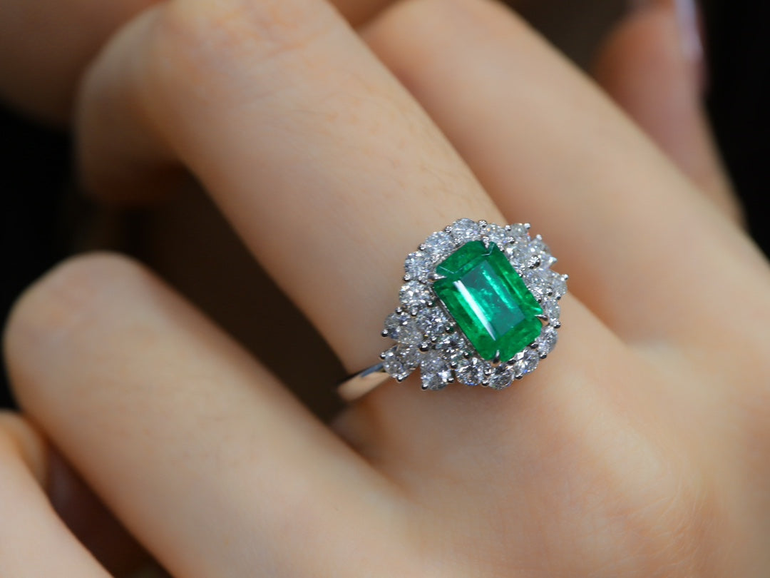 Anello con smeraldo: gioielli di lusso vetrosi, verde vivo