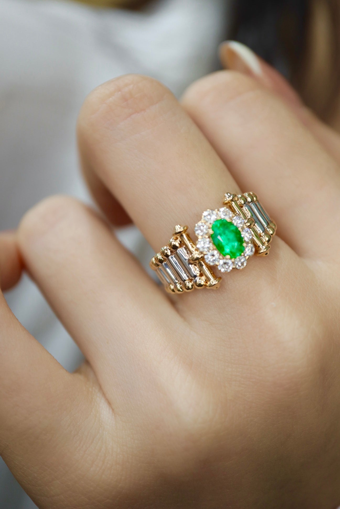 Perhiasan Fashionable yang Terinspirasi Vintage: Cincin Pesona yang Tak Tertahankan