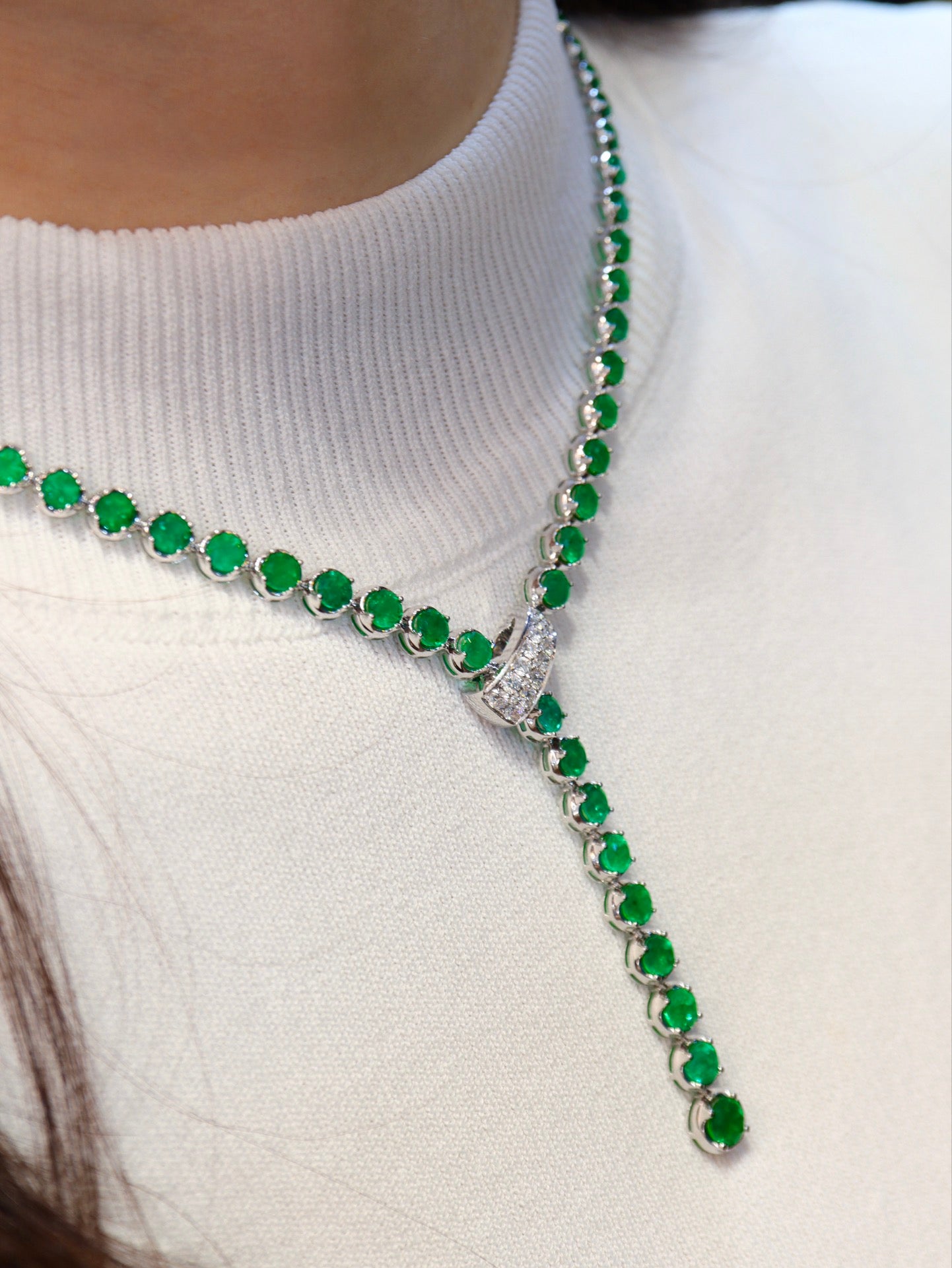 Emerald Elegance: 18K guld inbäddad Panjshir Emerald halsband