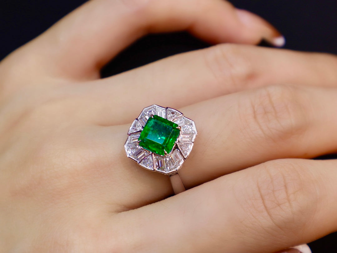 Anello con smeraldo dal design architettonico - Gioielleria di fascia alta