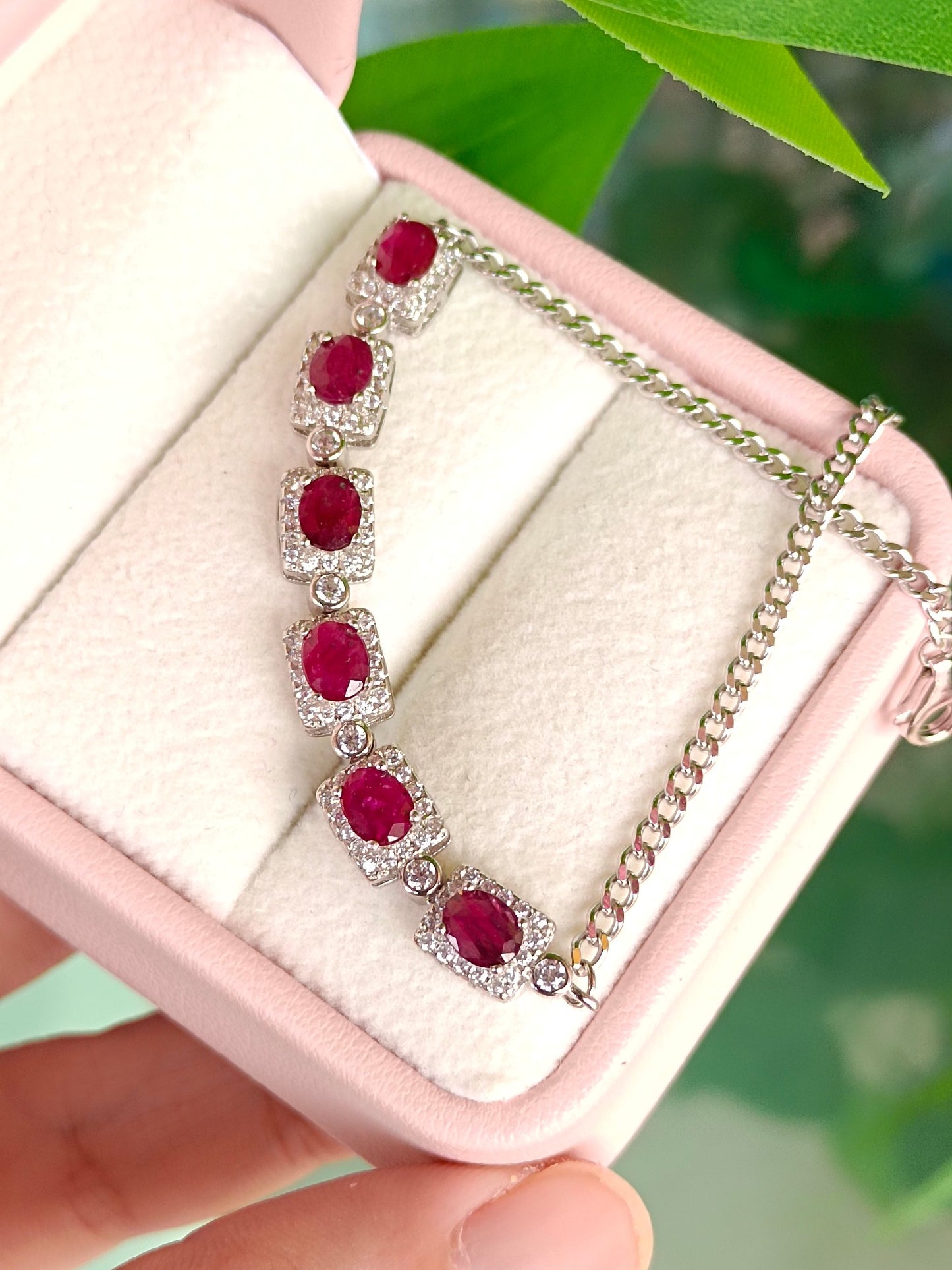 Oogverblindende robijnen armband - een tijdloos stukje elegantie