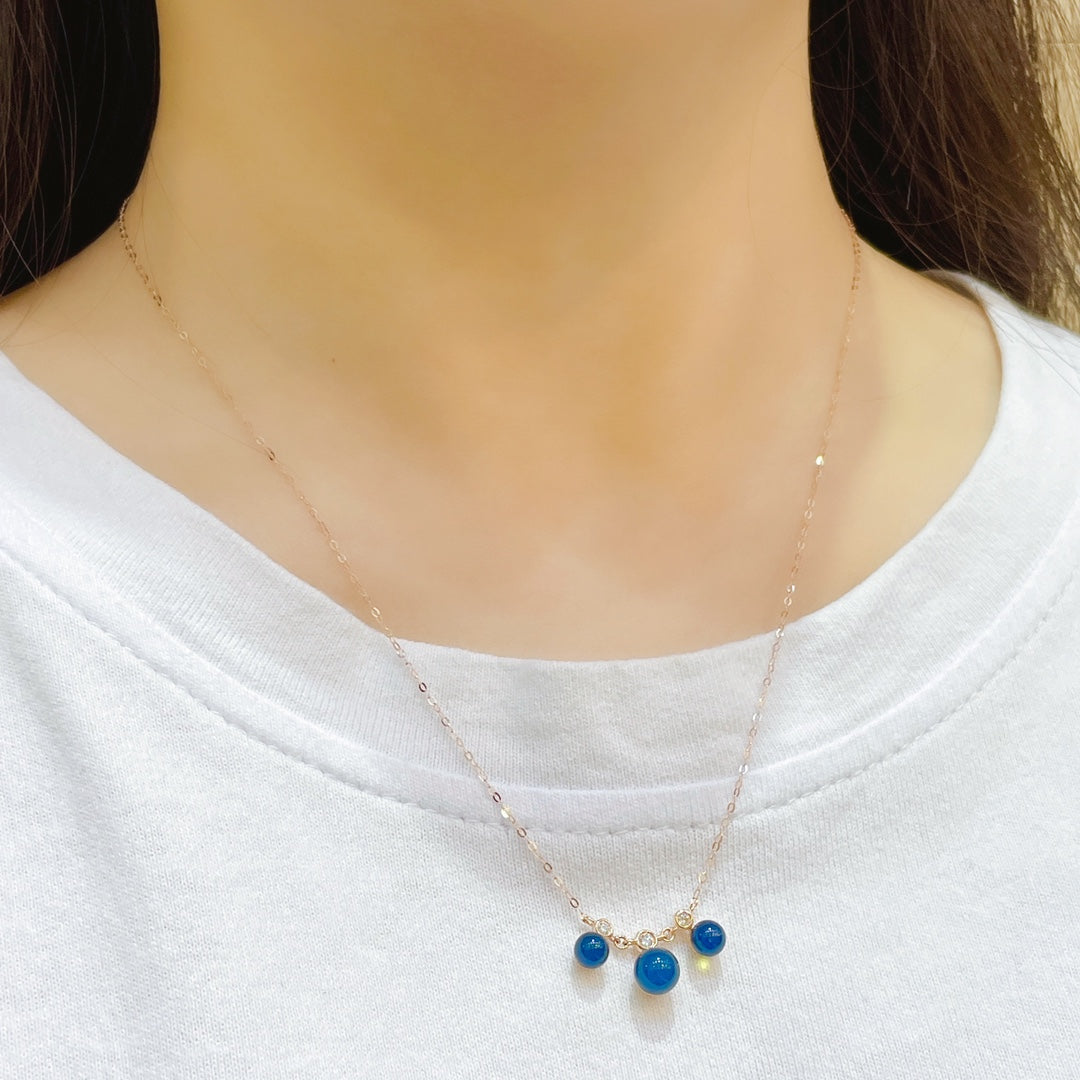 Nowość: Wisior z 18-karatowego złota z osadzonym niebieskim bursztynem dominikańskim - biżuteria z romantycznego wszechświata