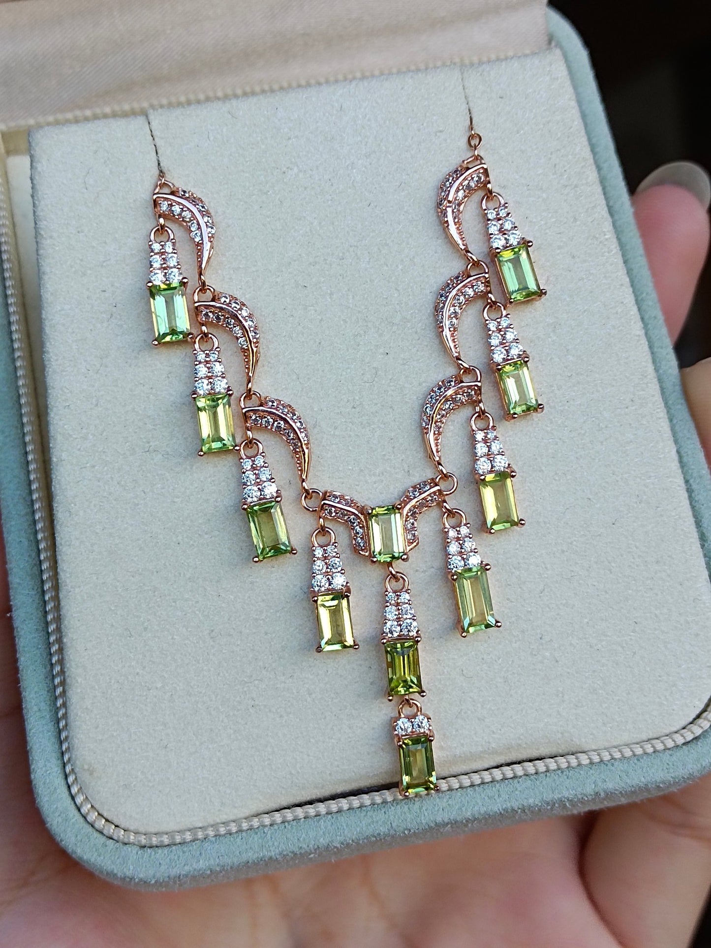 Prachtige halsketting met olijfstenen kwastjes - een genot voor sieraden