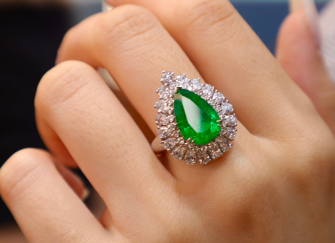 Anello con smeraldo - Gioielli con pietre preziose vetrose verde vivo
