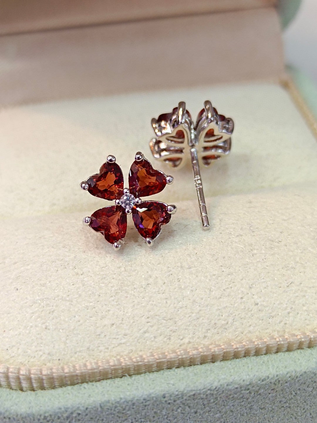 Anello quadrifoglio con granato naturale - Gioielli di fortuna e bellezza