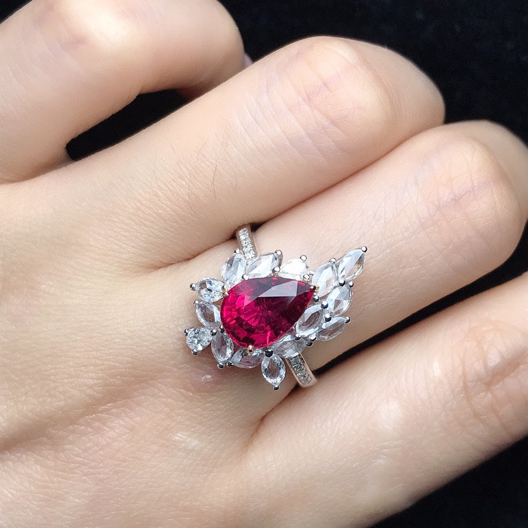 Anillo de Turmalina Natural con Adorno de Diamantes de 18k - Joyería Exquisita