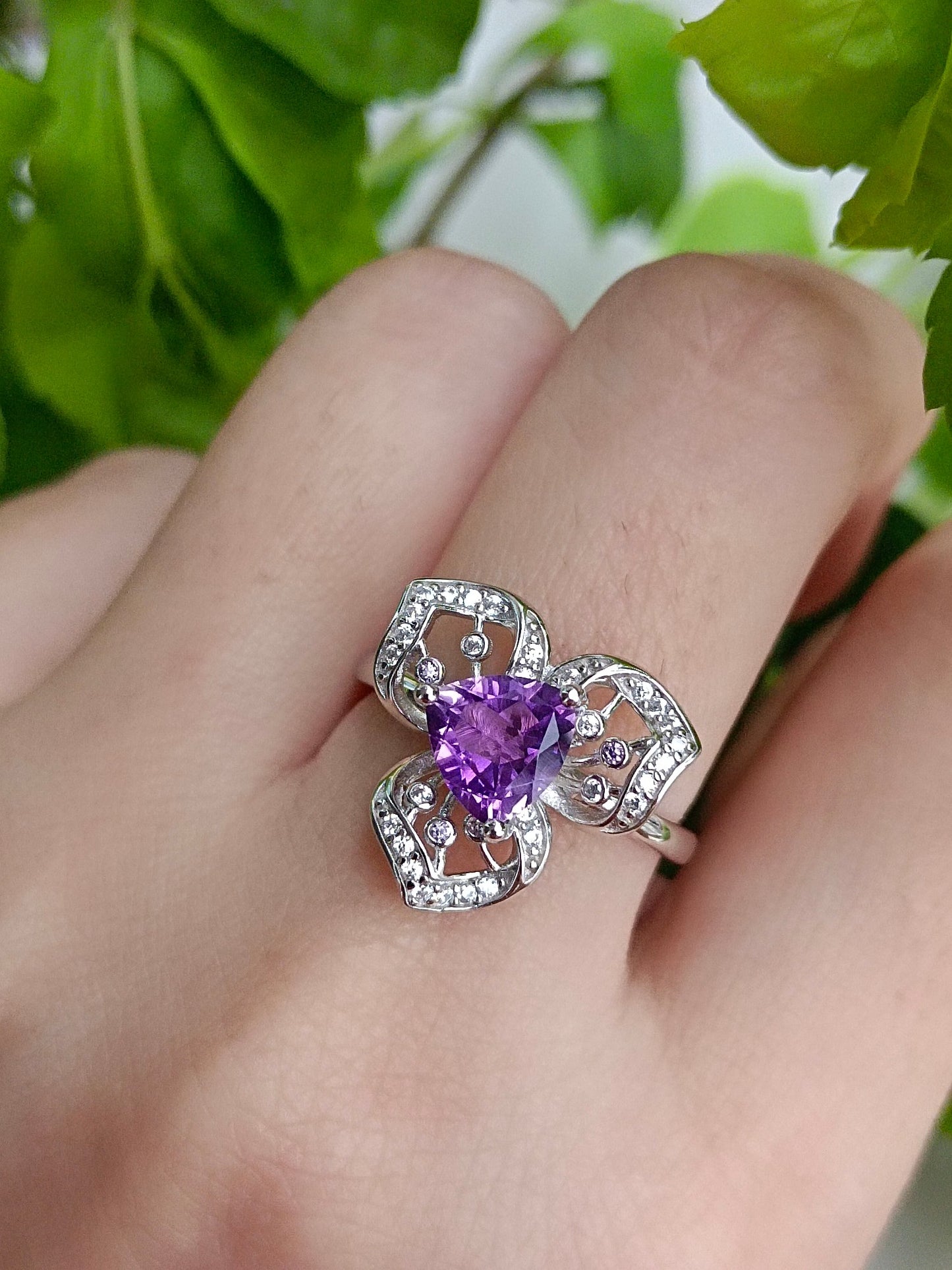 Elegant naturlig lila kristallring med orkidédesign - unika smycken