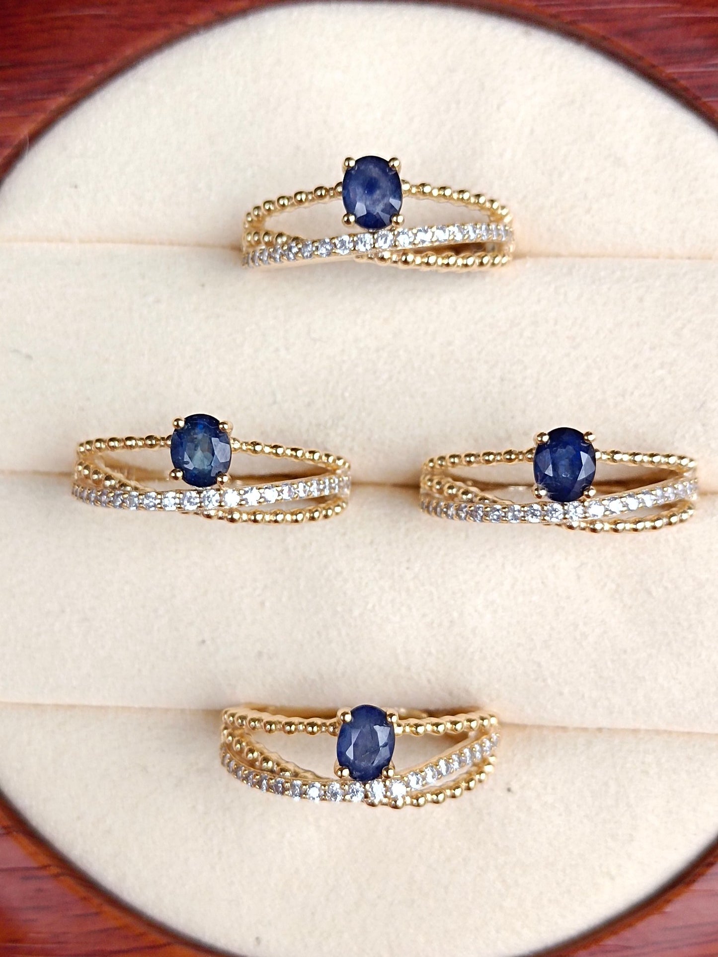 Anello con zaffiro naturale: un gioiello di intelletto, eleganza e saggezza