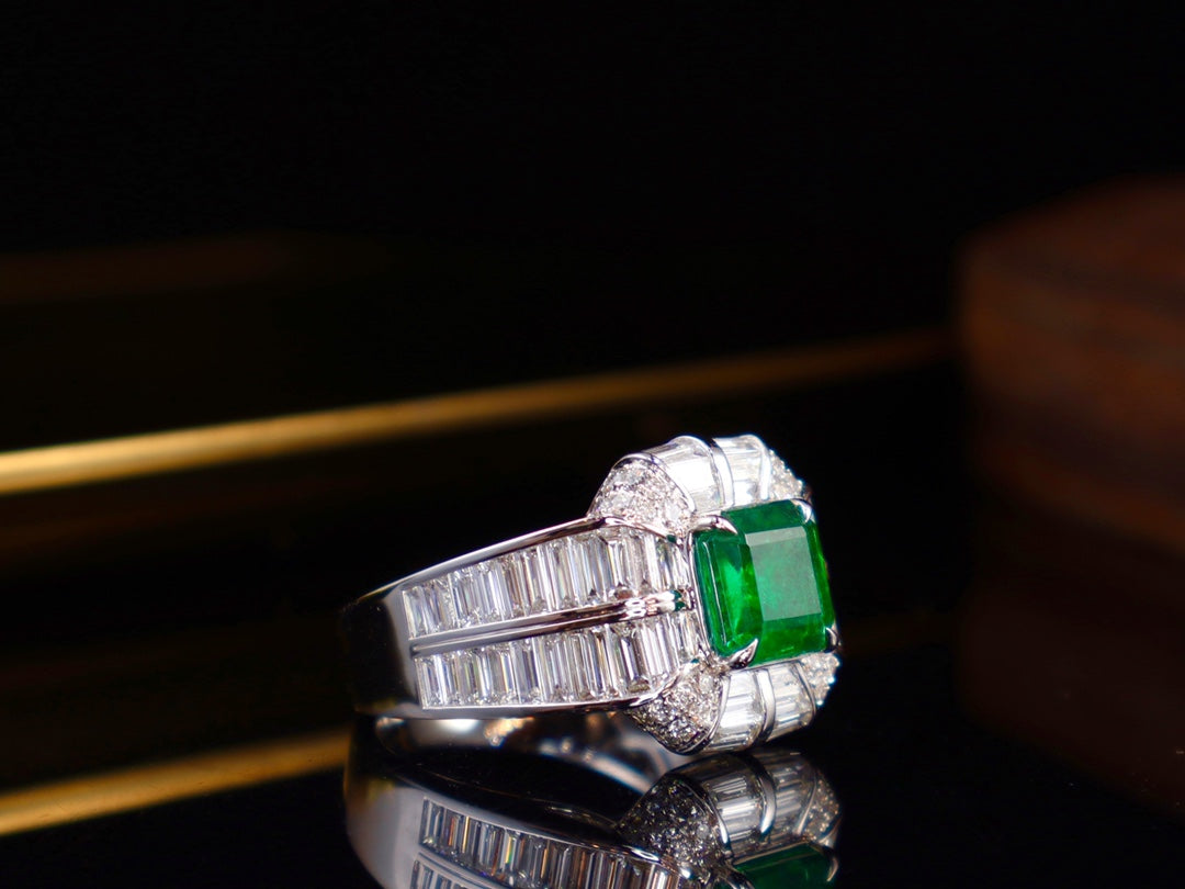 Anello gioiello con smeraldo: un capolavoro di eleganza e classe