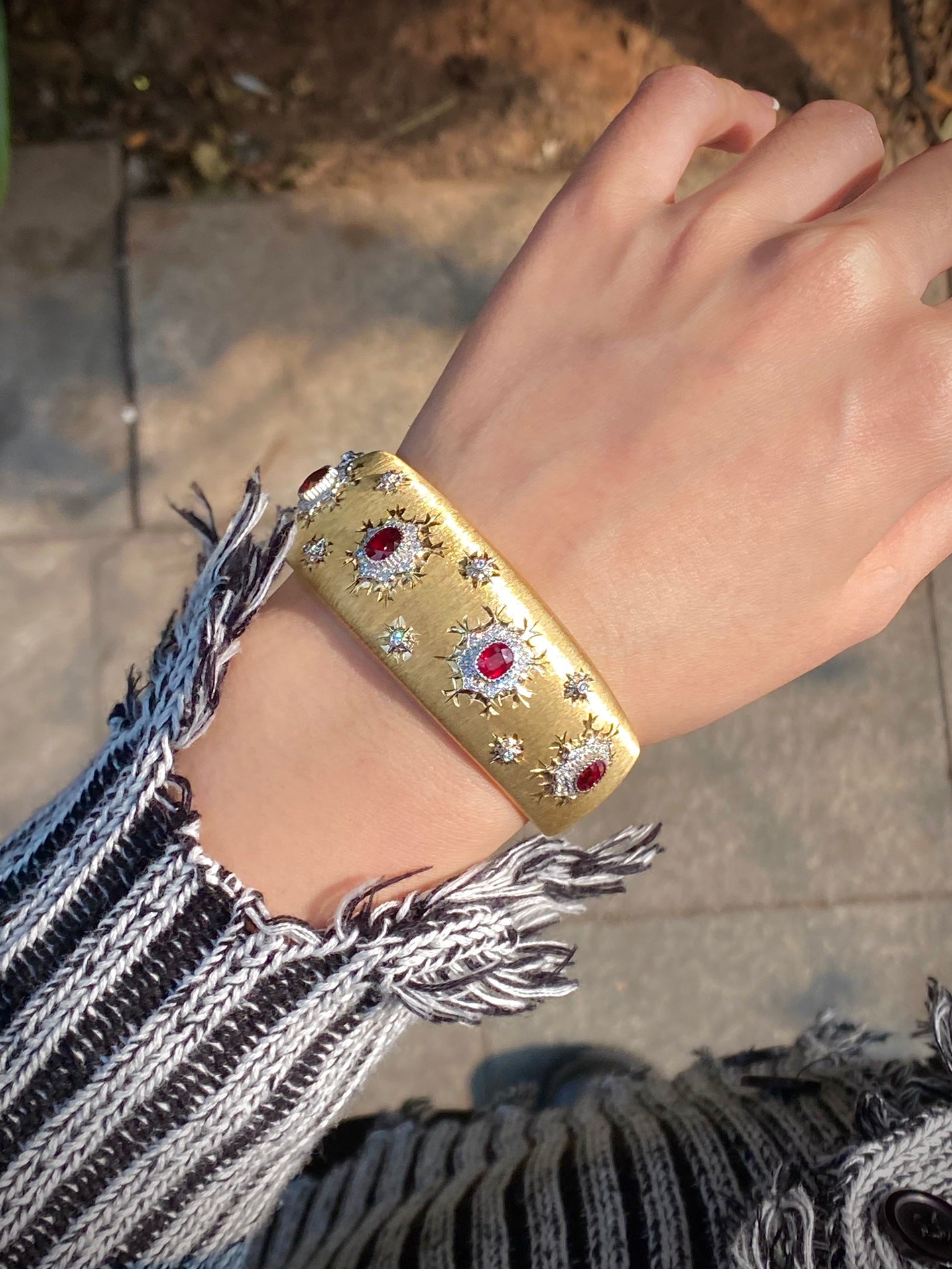 Gelang Cuff Lebar Gaya Buccellati yang Mewah dengan Batu Permata Merah Darah Merpati