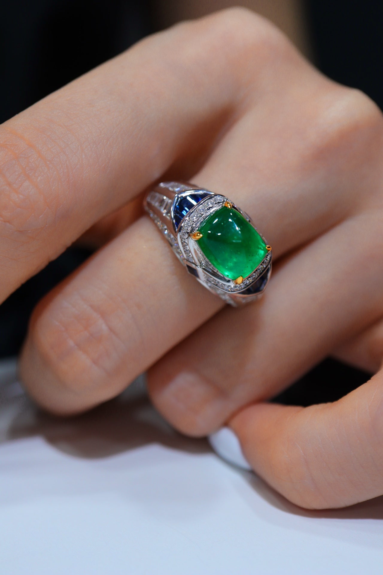 Artdeco Schwerer handwerklicher Zuckerhut-Smaragd-Ring mit 3,68 ct – seltener großer Karat-Schmuck