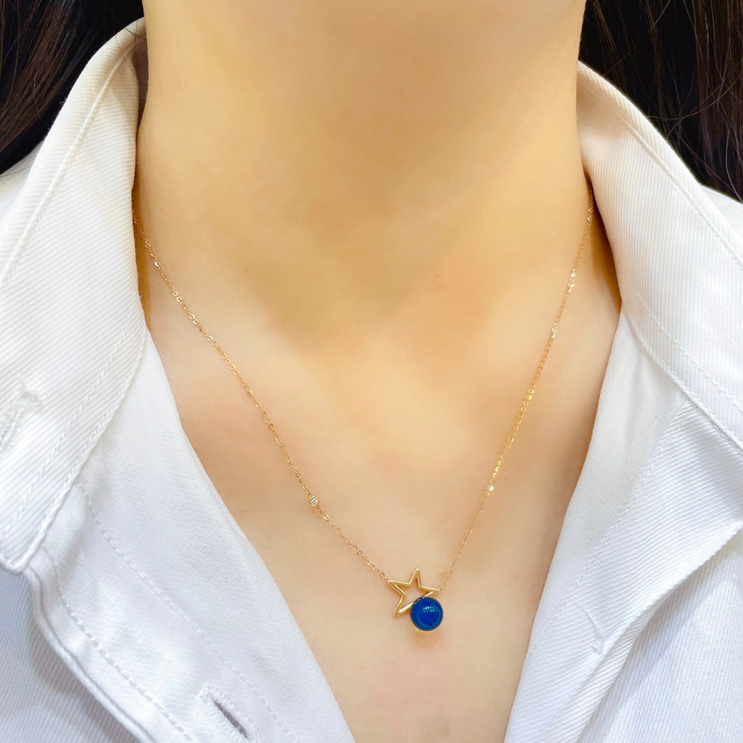 Hieno 18K kultaa upotettu Dominikaanisensininen meripihkariipus - koruja rakastetuille hetkille