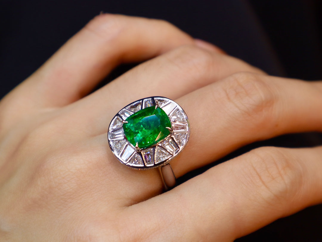 Anello con smeraldo: capolavoro di gioielleria verdeggiante di prima qualità