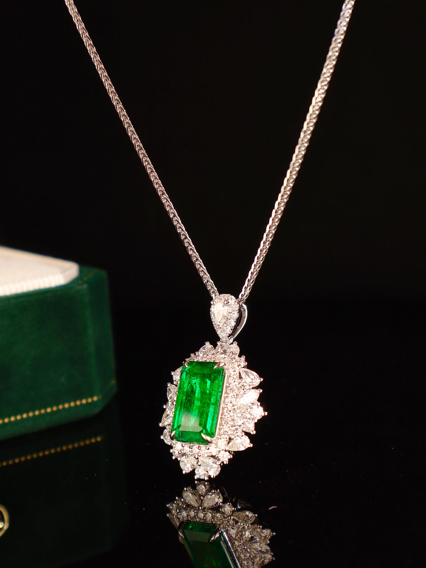 Bijuterii cu pandantiv cu smarald - smarald de lux de 3,43 ct cu ornamente cu diamante