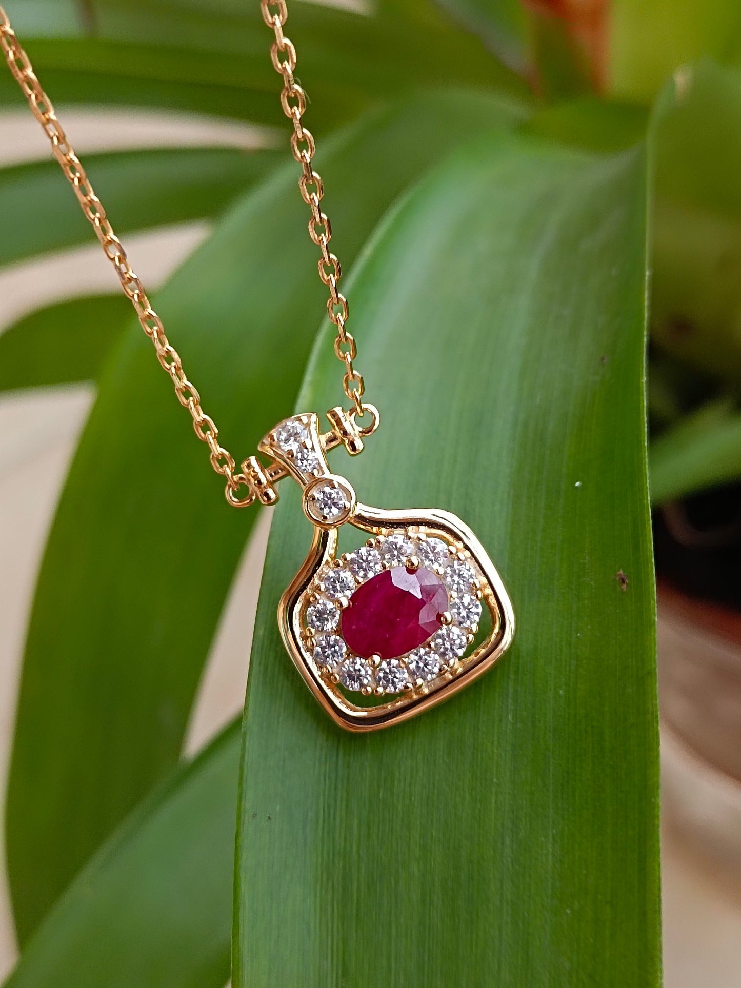Collana con ciondolo rubino alla moda con bottiglia di profumo - Gioiello elegante
