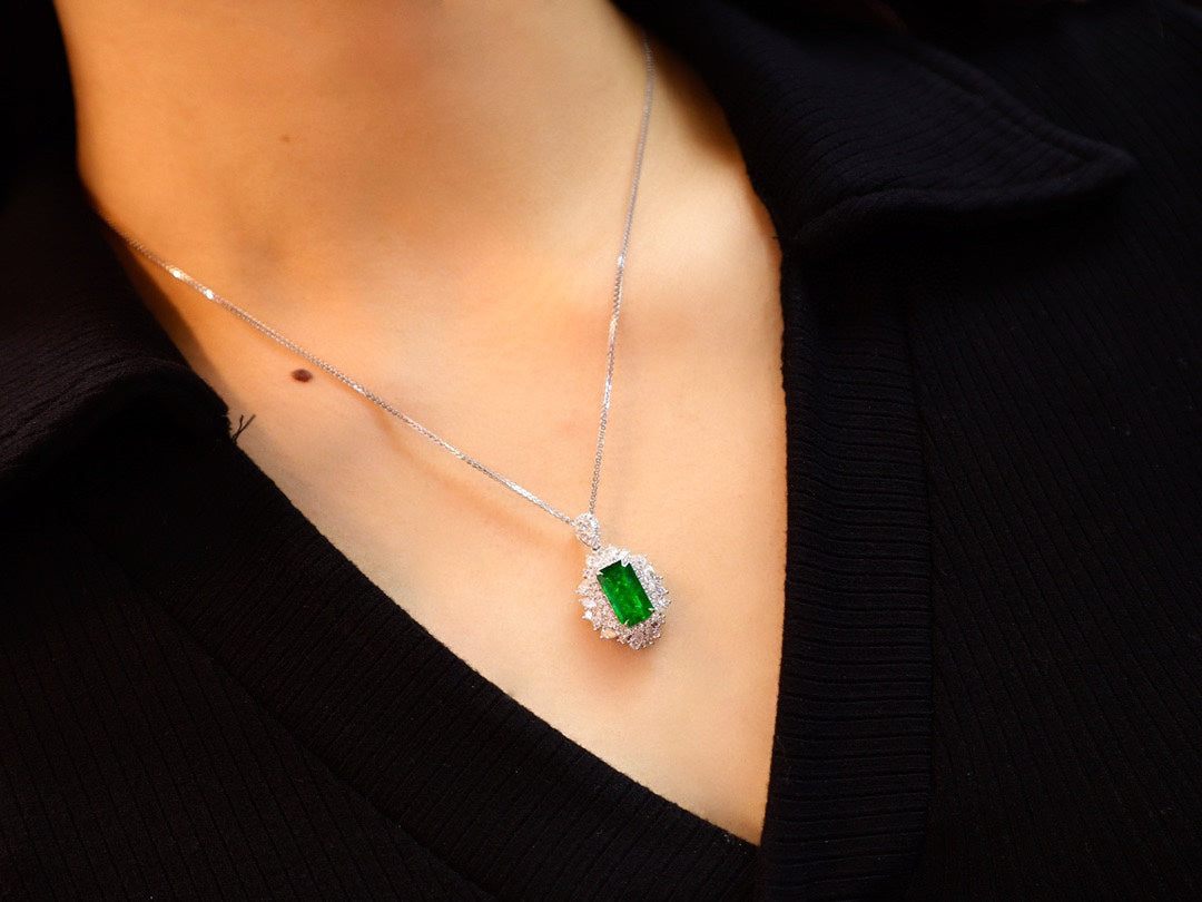 Emerald Pendant Jewelry: Vivid Green Glassy Gemstone