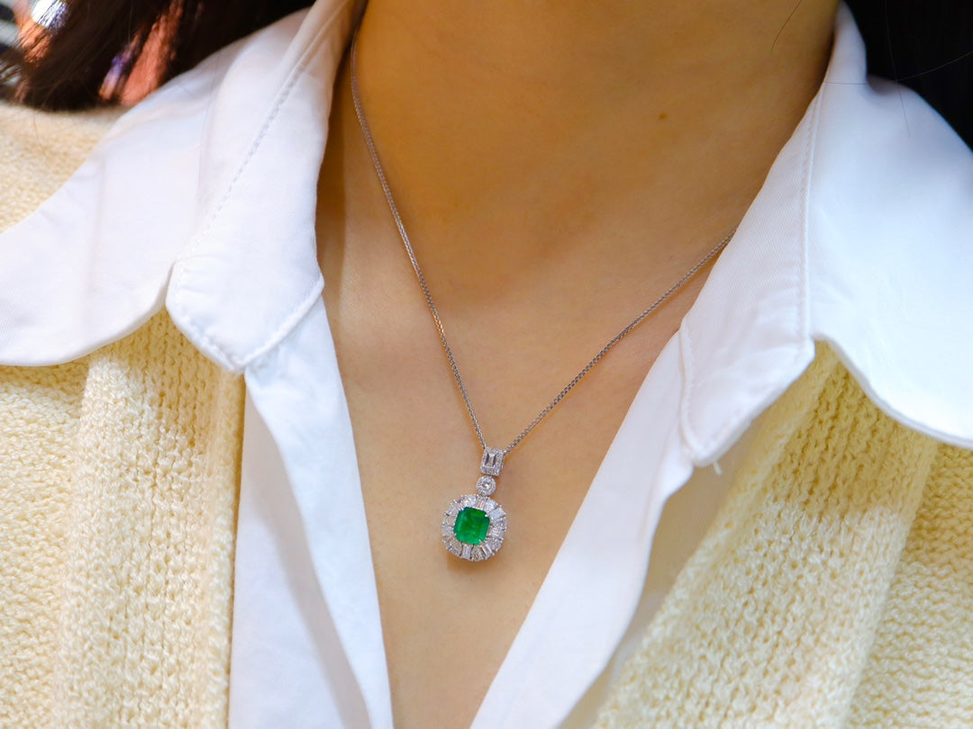 Emerald Pendant Jewelry: Vivid Green Masterpiece with Sparkling Diamonds