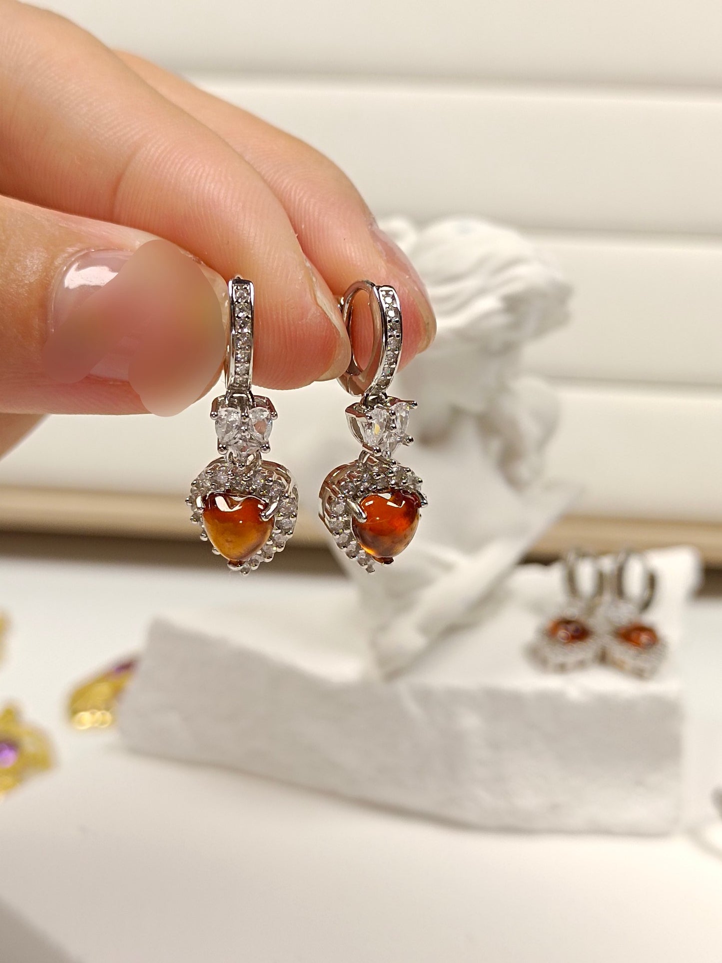 Herzförmige Ohrringe aus S925-Silber, eingebettet in feinen Mandarin-Granat – ein Hauch orangefarbener Eleganz