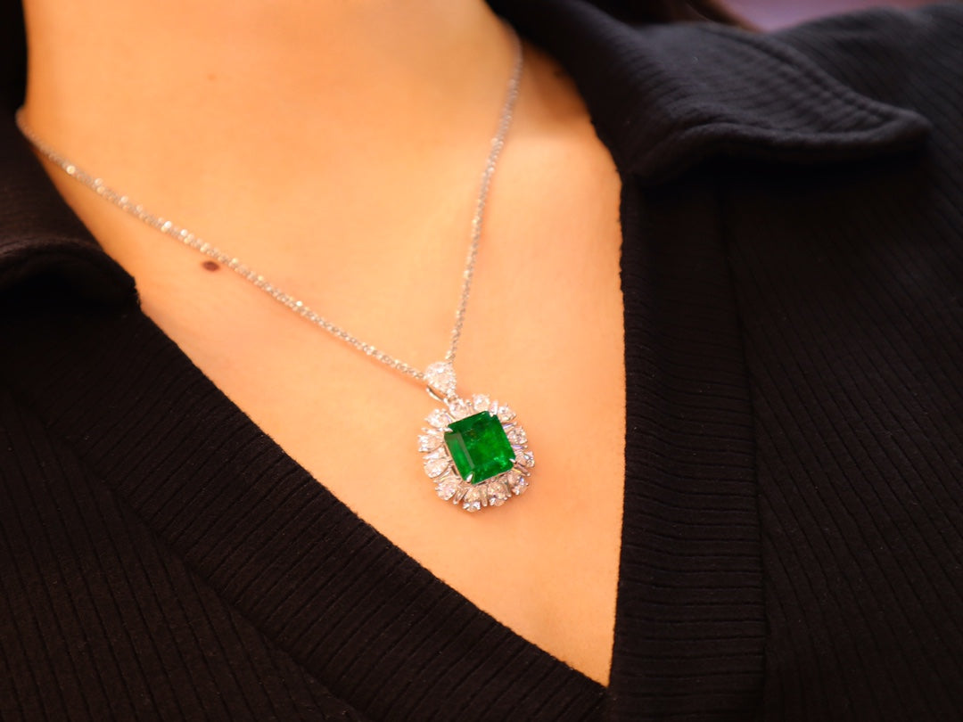 Joyería con colgante de esmeralda: Esmeralda vidriosa de color verde intenso de 9,19 quilates con certificación GIA