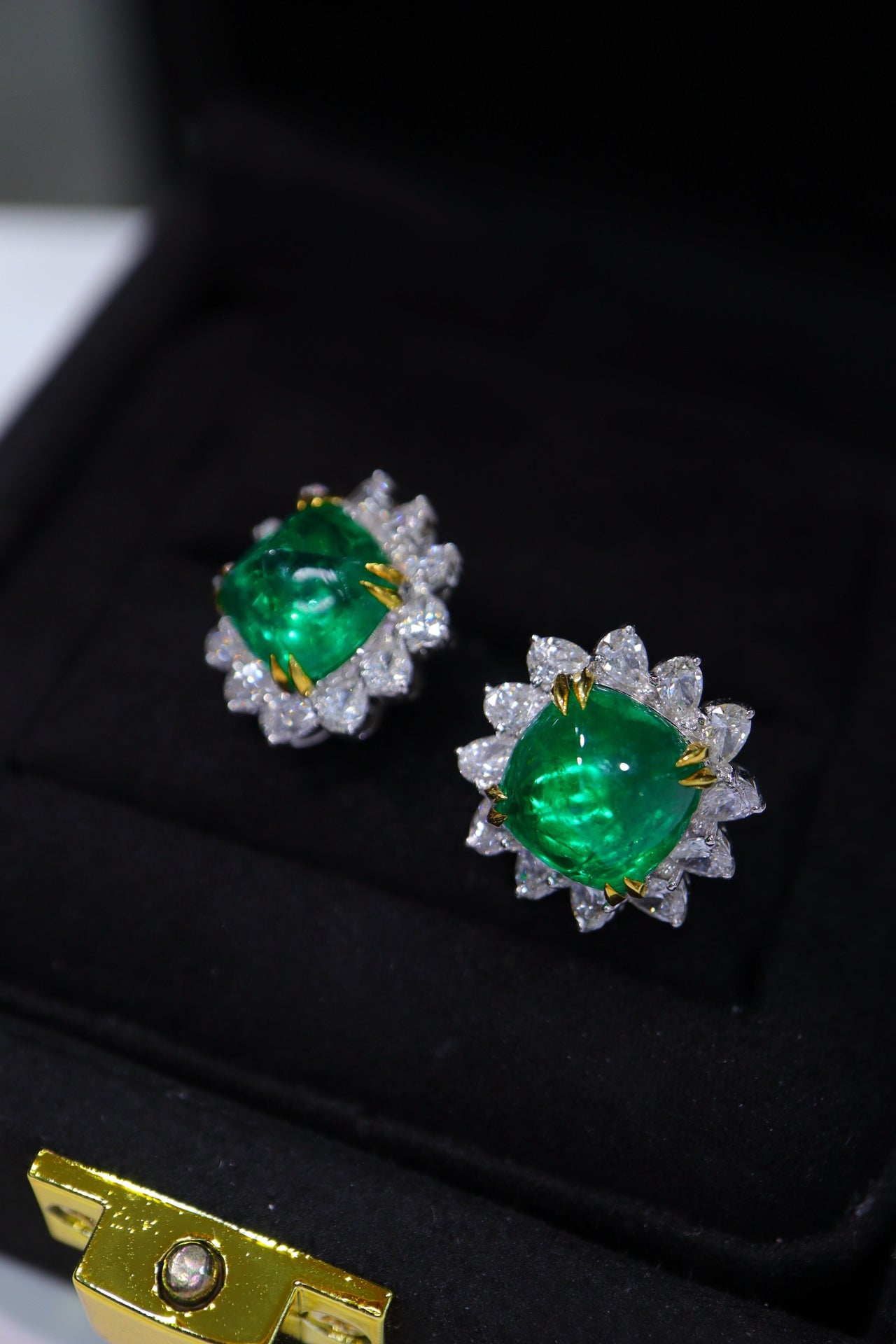 Emerald Green Sugarloaf Stud örhängen - Lyxigt smycke