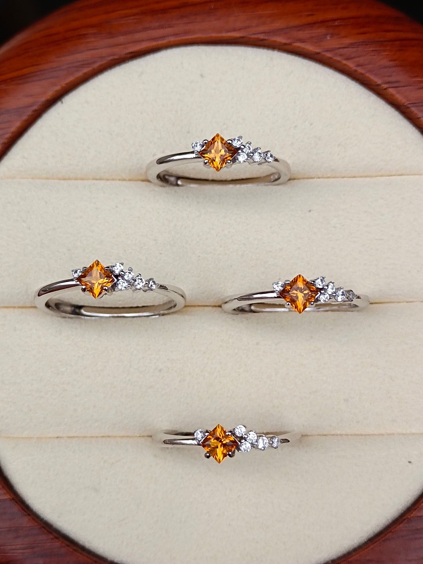 Splendido anello in cristallo giallo taglio principessa: gioielli squisiti