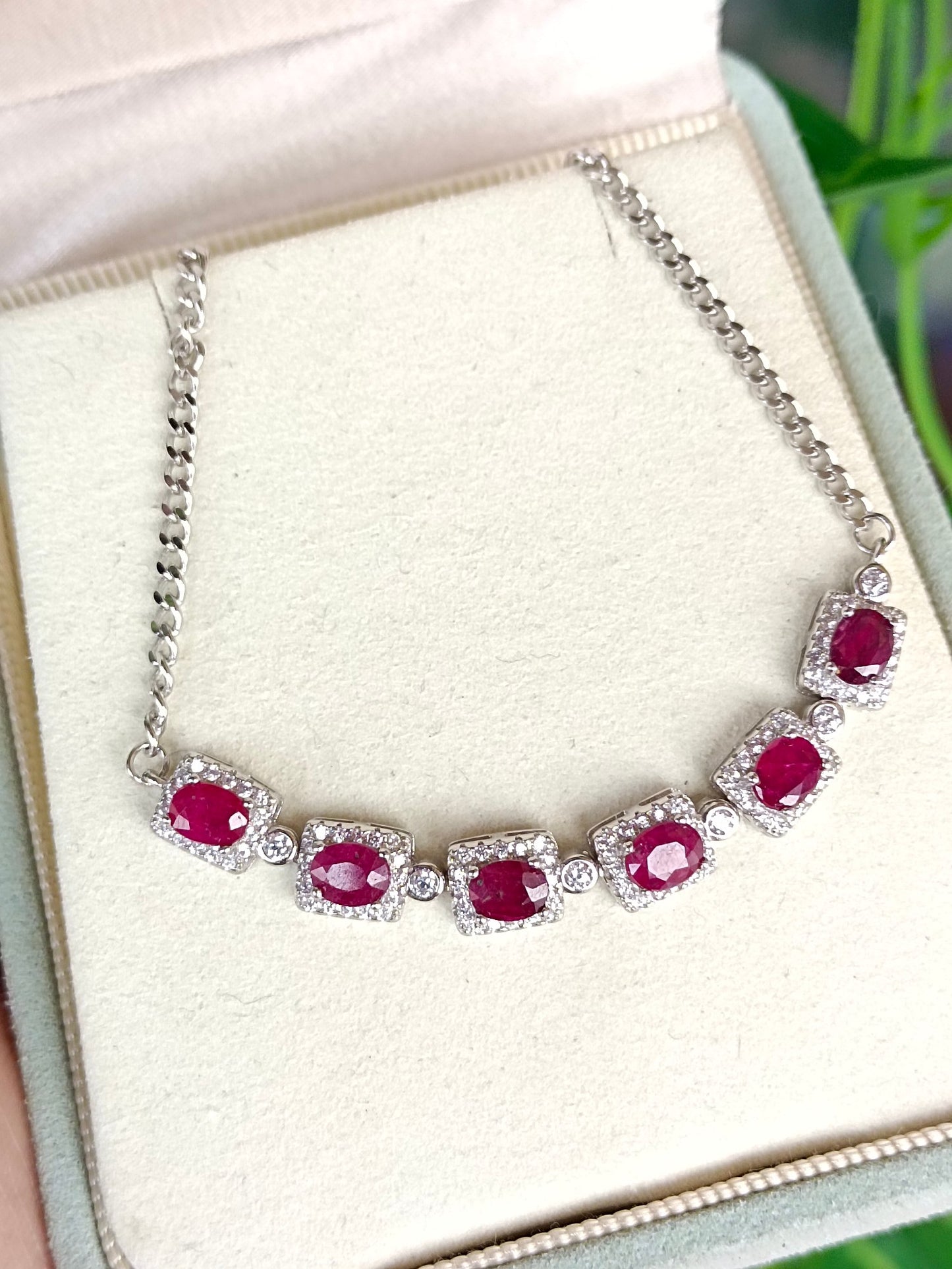 Gelang Ruby yang Mempesona - Sebuah Mahakarya Keanggunan dan Misteri dalam Perhiasan