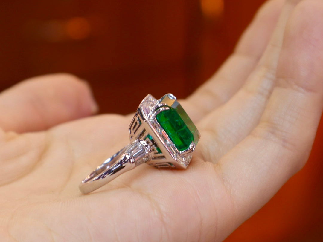 Luxurious 10.66ct Emerald Ring - A Masterpiece of Jewelry
