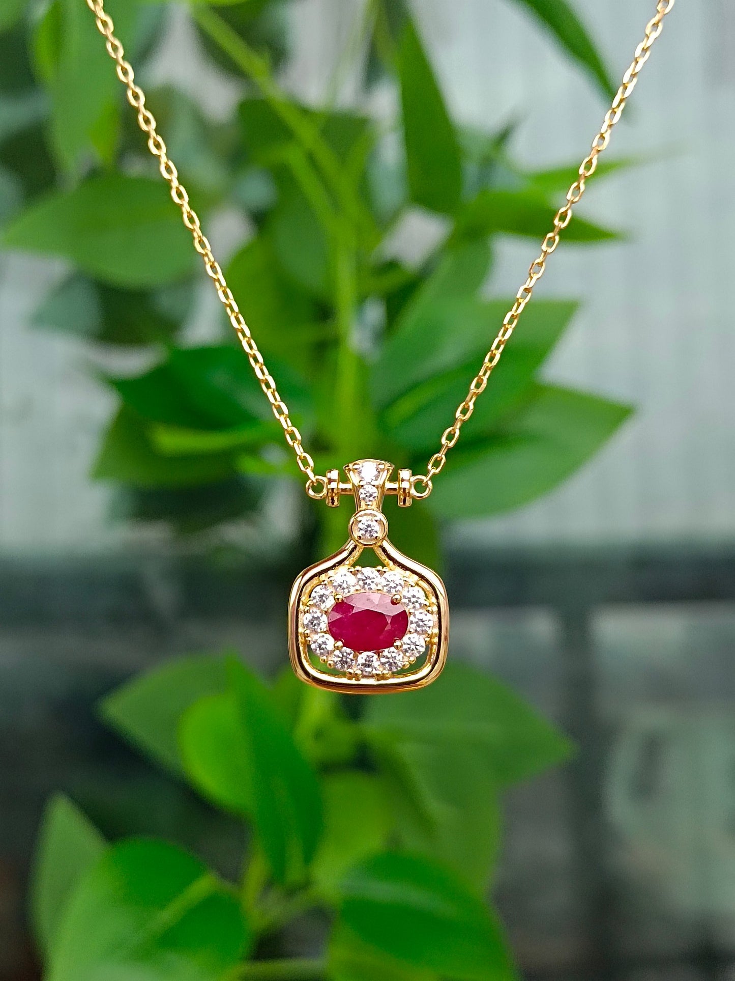 Collana con ciondolo rubino alla moda con bottiglia di profumo - Gioiello elegante
