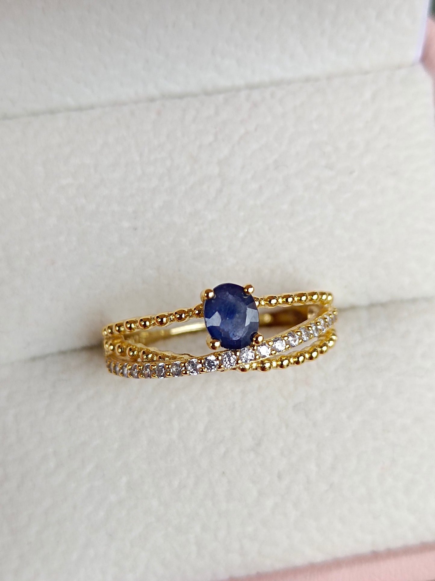Anello con zaffiro naturale: un gioiello di intelletto, eleganza e saggezza