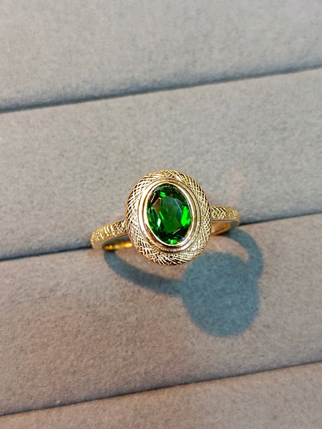 Inel diopside natural rafinat - O fuziune a pietrelor prețioase și a măiestriei Buccellati