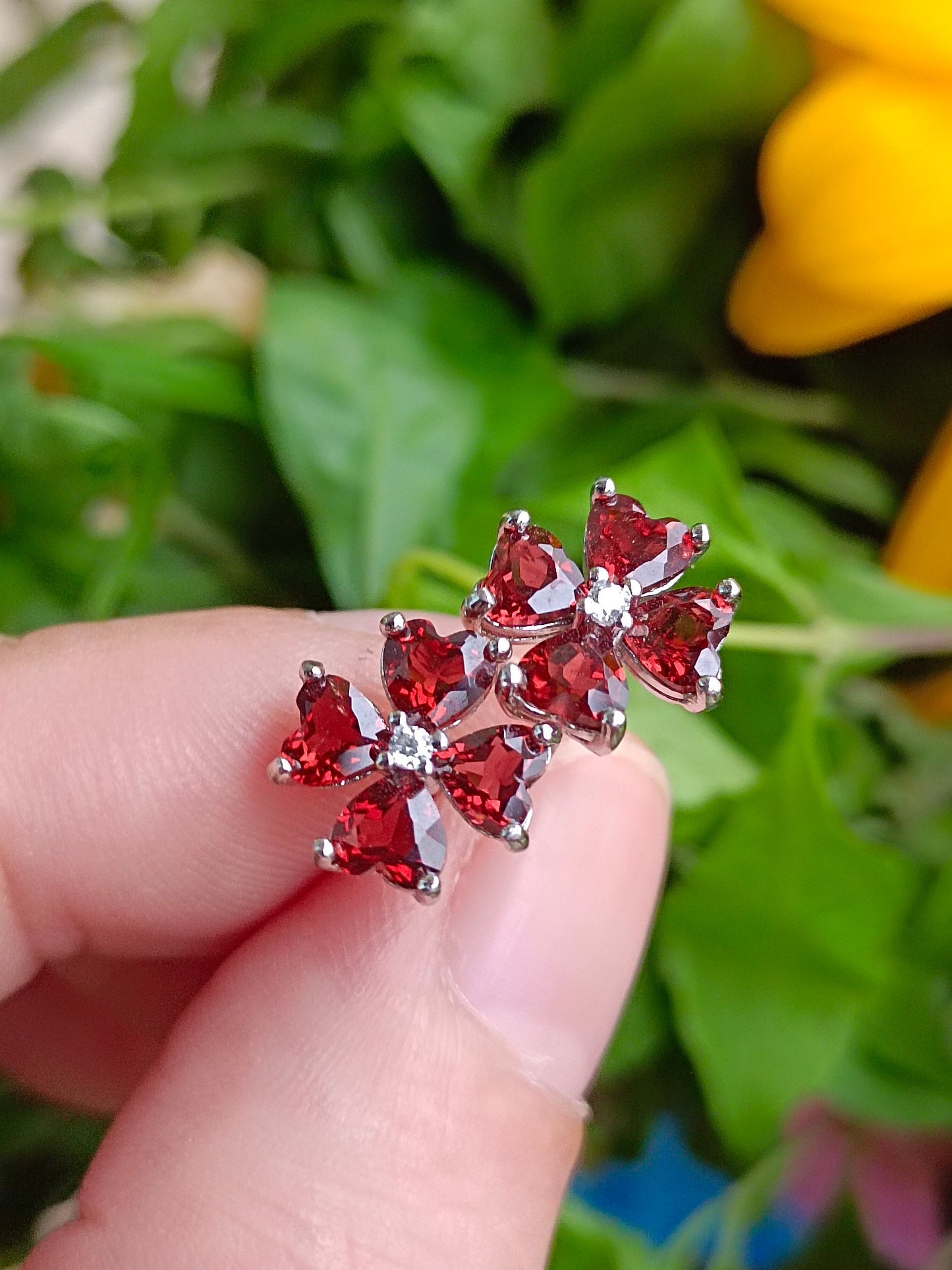 Anello quadrifoglio con granato naturale - Gioielli di fortuna e bellezza