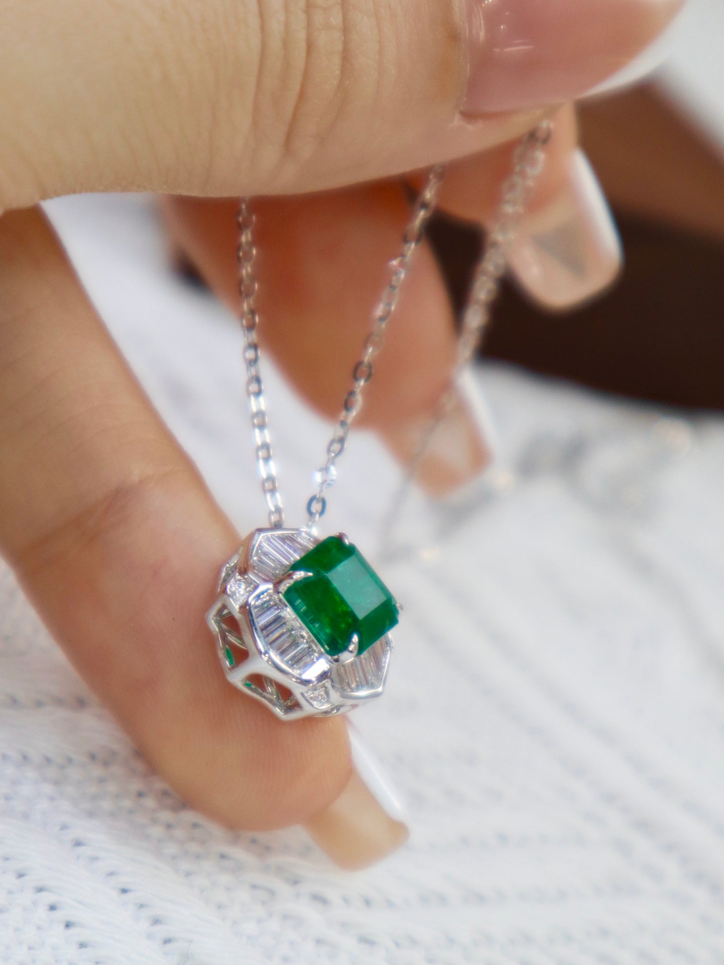 Collana con pendente di smeraldi: gioiello senza tempo