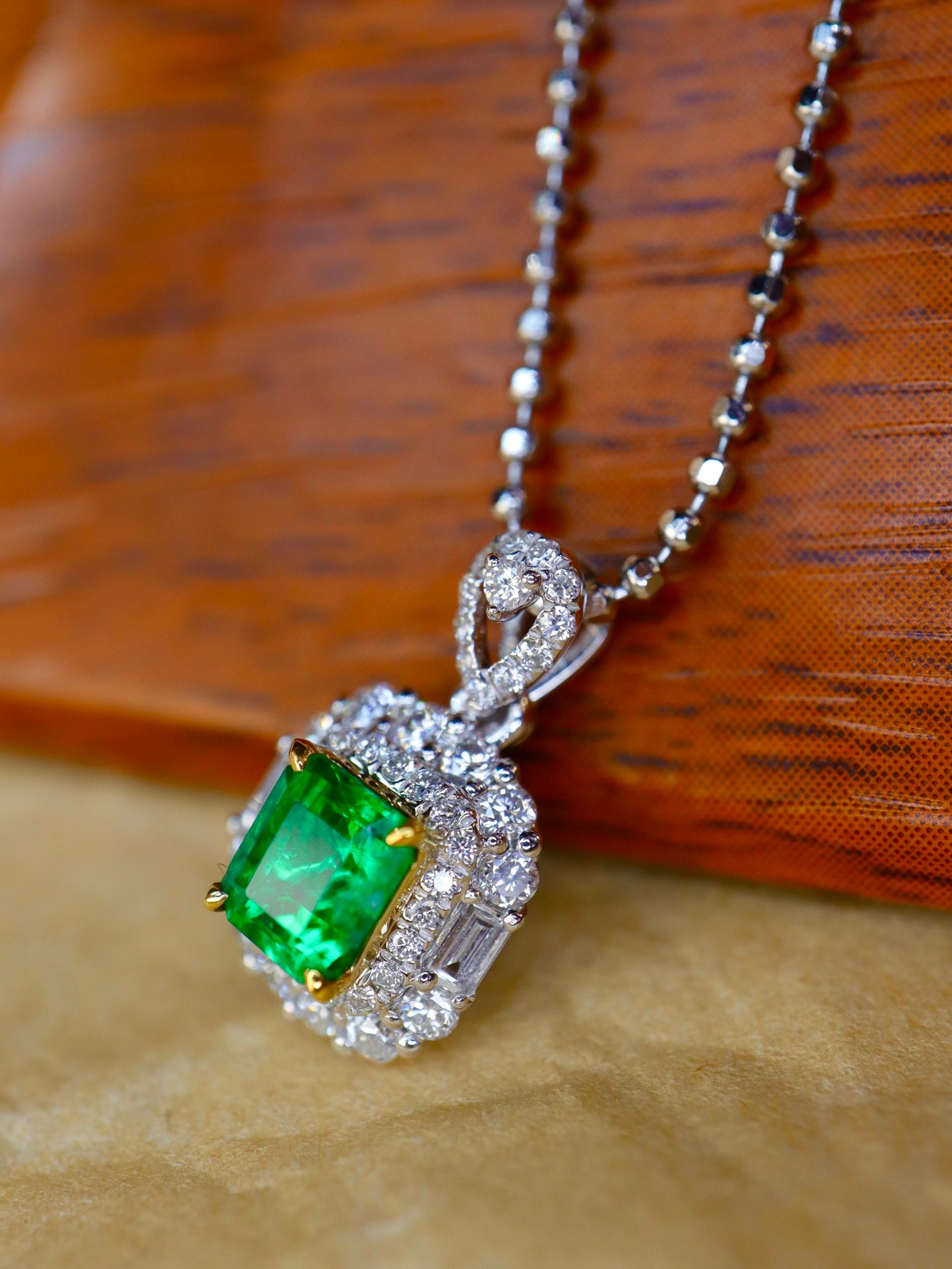 Joyería con colgante de esmeralda de Panjshir: una joya brillante para el coleccionista exigente