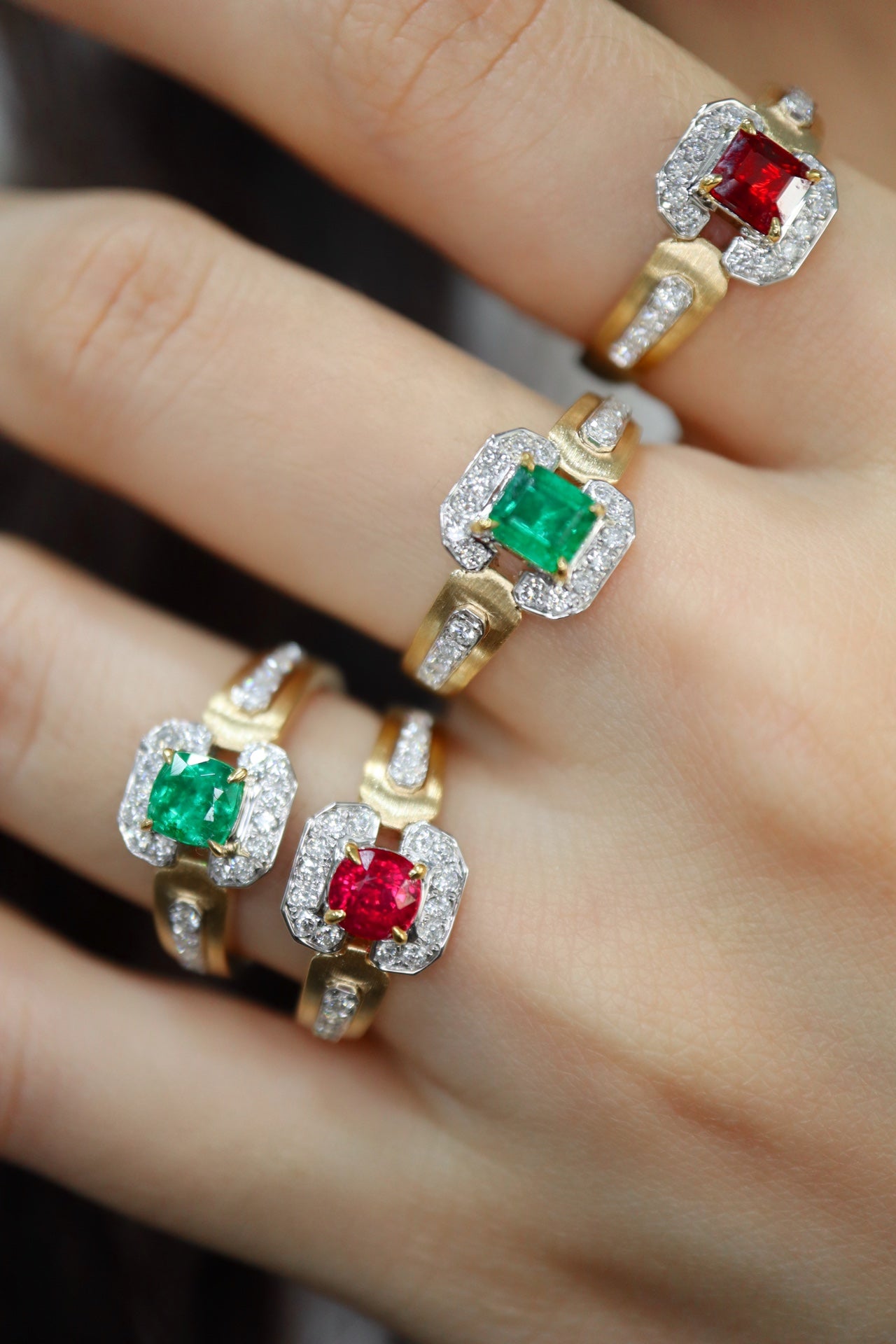 Luxuriöser und trendiger Schmuck: 18-karätiges Gold und mit Diamanten verziertes Stück