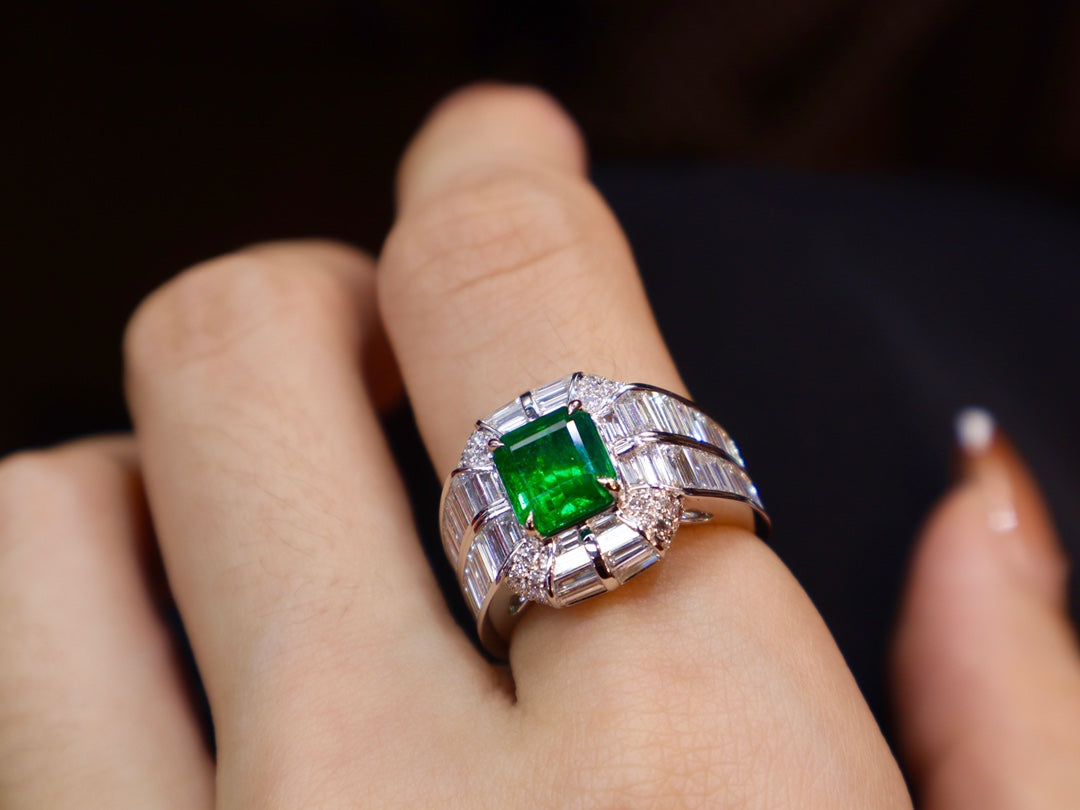 Anello gioiello con smeraldo: un capolavoro di eleganza e classe