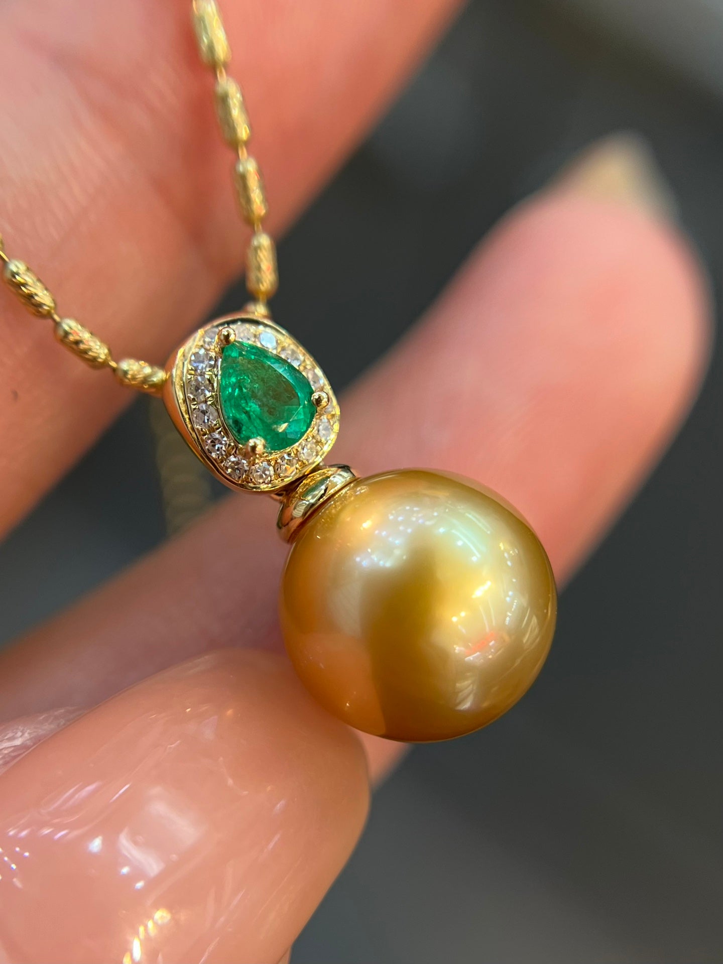 Elegant 18K Gold Embedded Pearl Pendant with Emerald and Diamond Accents