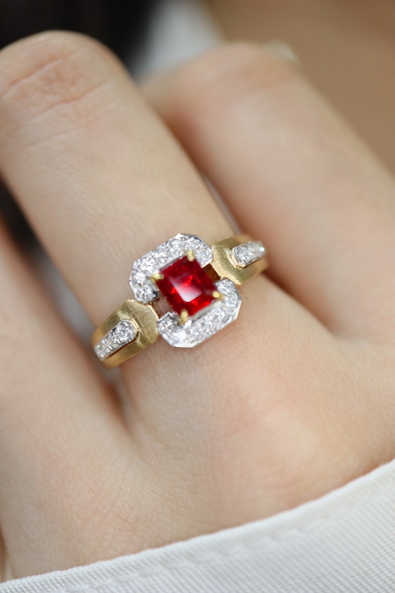 Luxuriöser und trendiger Schmuck: 18-karätiges Gold und mit Diamanten verziertes Stück